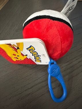 Pokémon Poké Ball Plush Clip-On Keychain – New With Tags